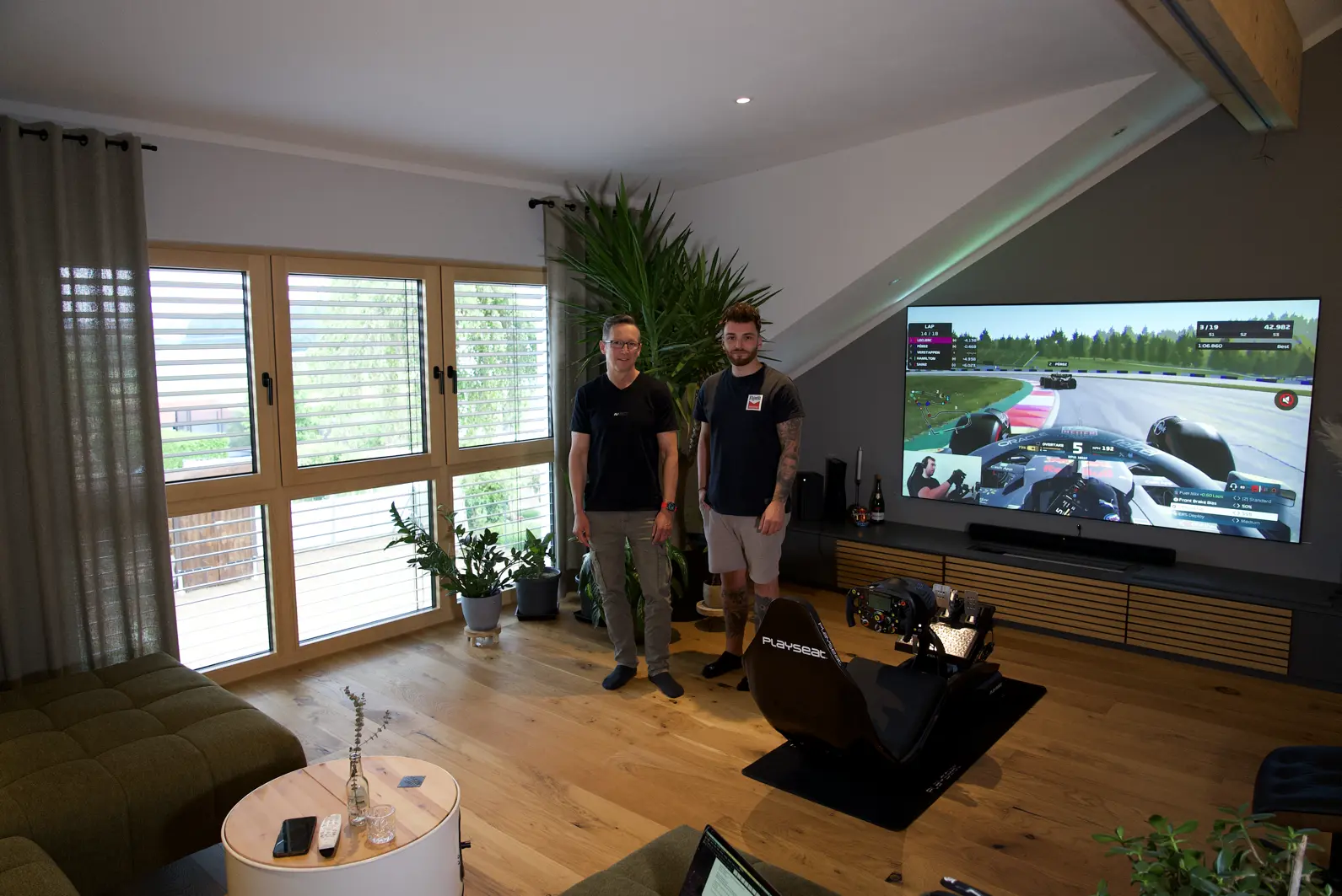 Robert und Stephan in Stephan's Heimkino.