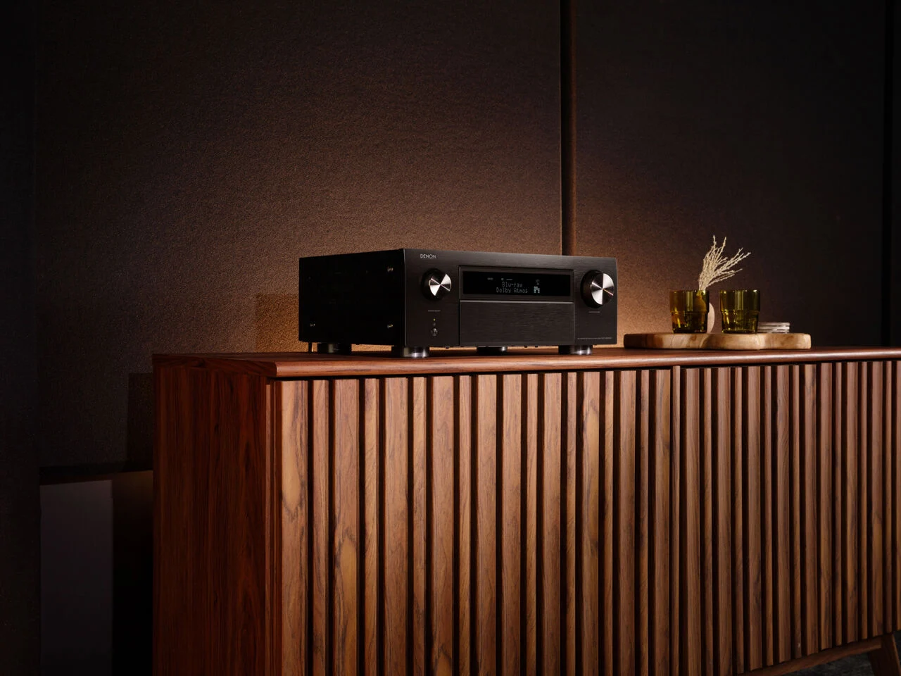 Denon AVC-X6800H in schwarz auf dem Möbel